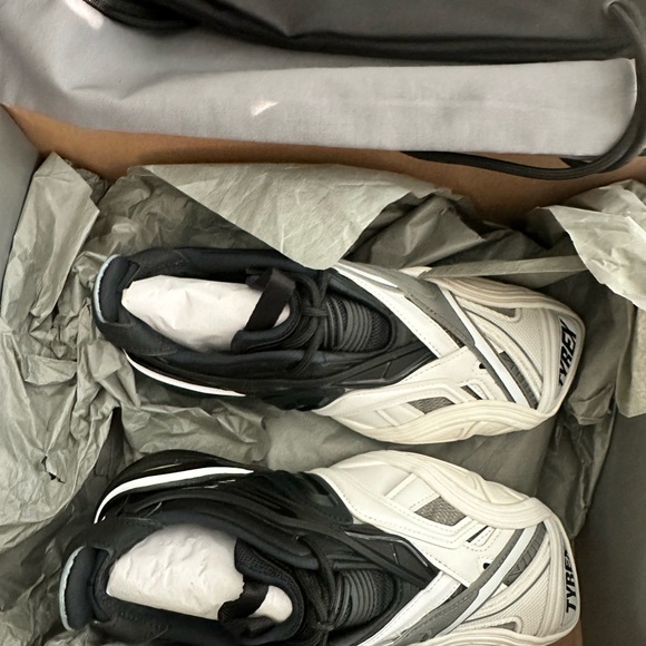 Balenciaga Tyrex size 6.5w (37 eu) new in box with accessories - Picture 3 of 8